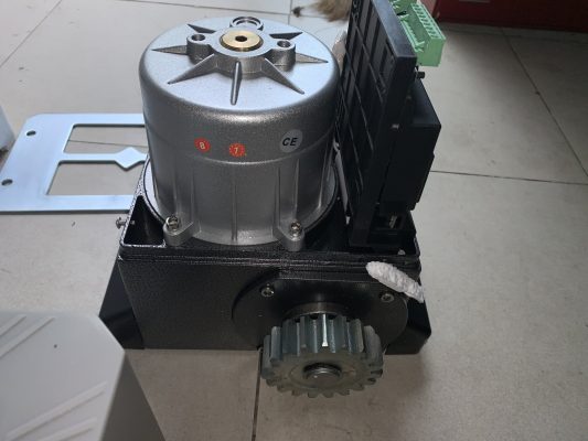 Moto-cong-lua-YH-Taiwan-800-kg lắp đặt thêm bộ điều khiển, giúp cho cổng tự hoạt động mà không cần đến sức người