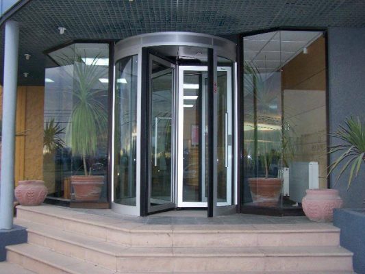 Cửa kính xoay tròn