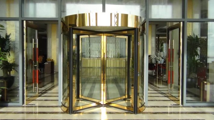 Cửa xoay với cơ chế tự động phù hợp với nơi đông người