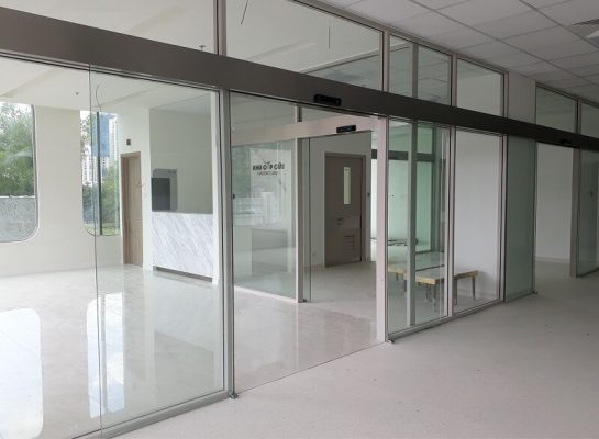 cửa kính lùa tự động tại văn phòng