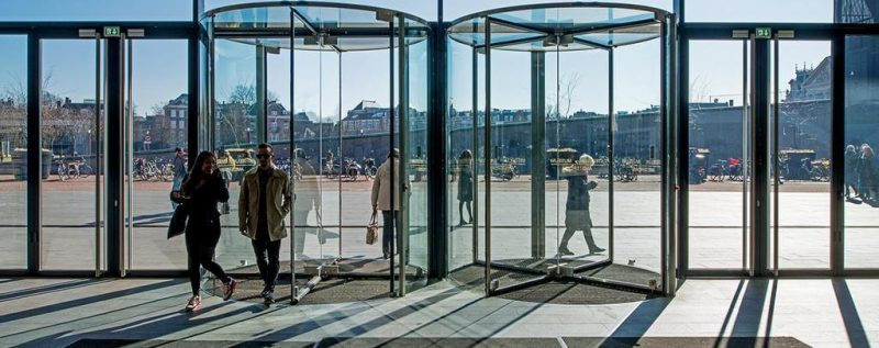 Cửa kính xoay đặt tại văn phòng