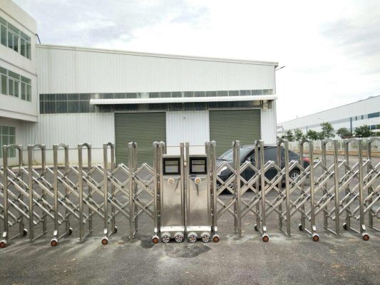 So sánh chi tiết cửa cổng xếp kéo tay và điện