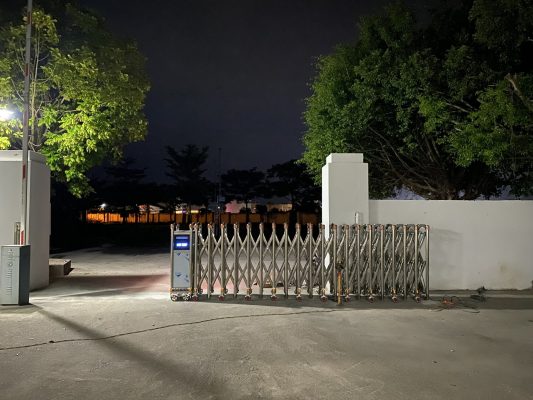 7 bước bảo dưỡng cổng xếp inox tự động kéo dài tuổi thọ