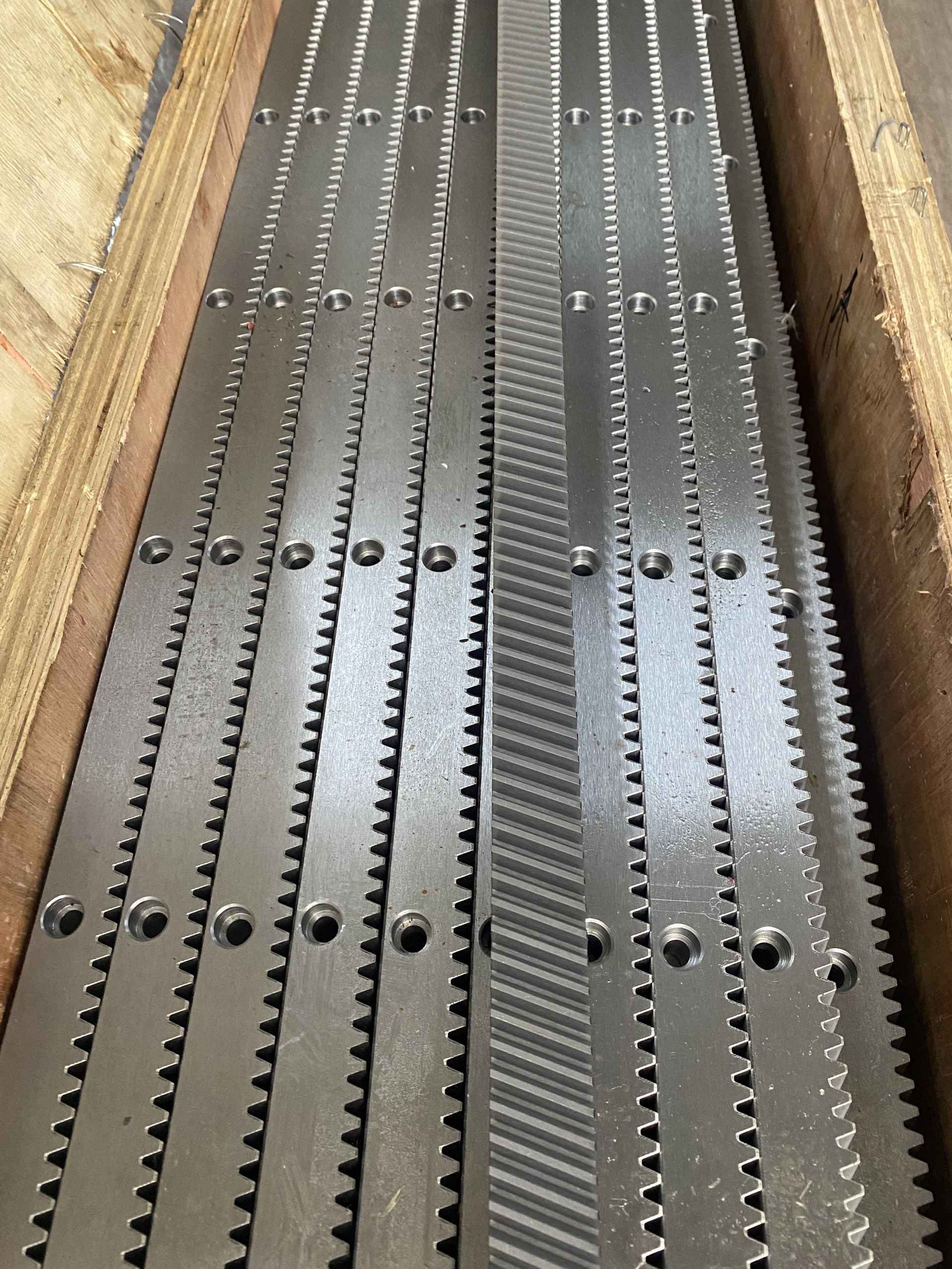 Phụ kiện thanh răng thép Thanh răng thép có ốc vít