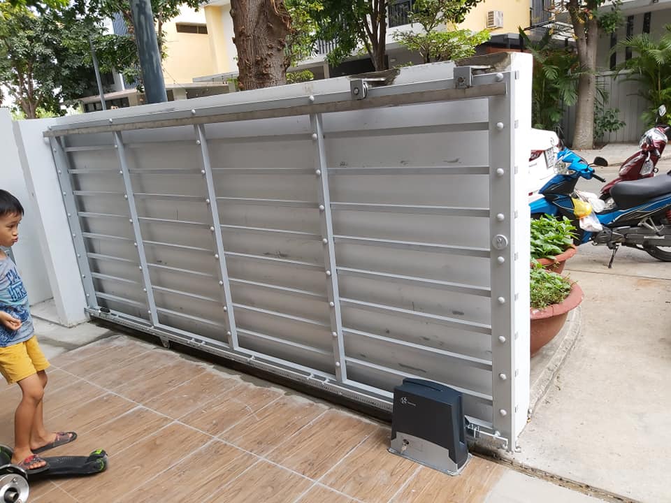 Cổng lùa tự động