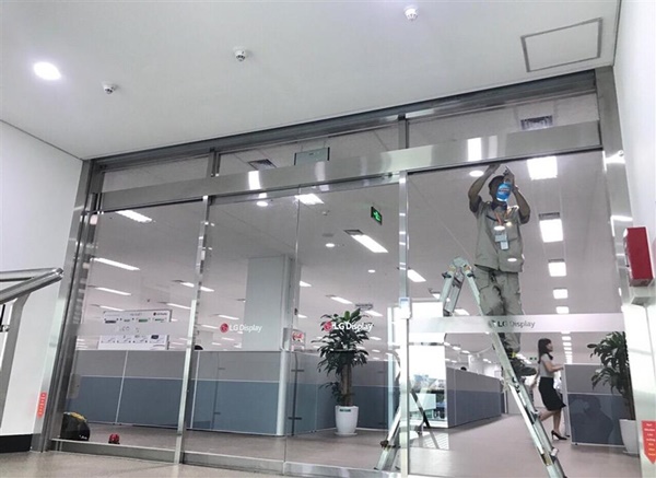 Hình ảnh thi công lắp đặt cửa tại công trình thực tế Hình ảnh thi công lắp đặt cửa tại công trình thực tế